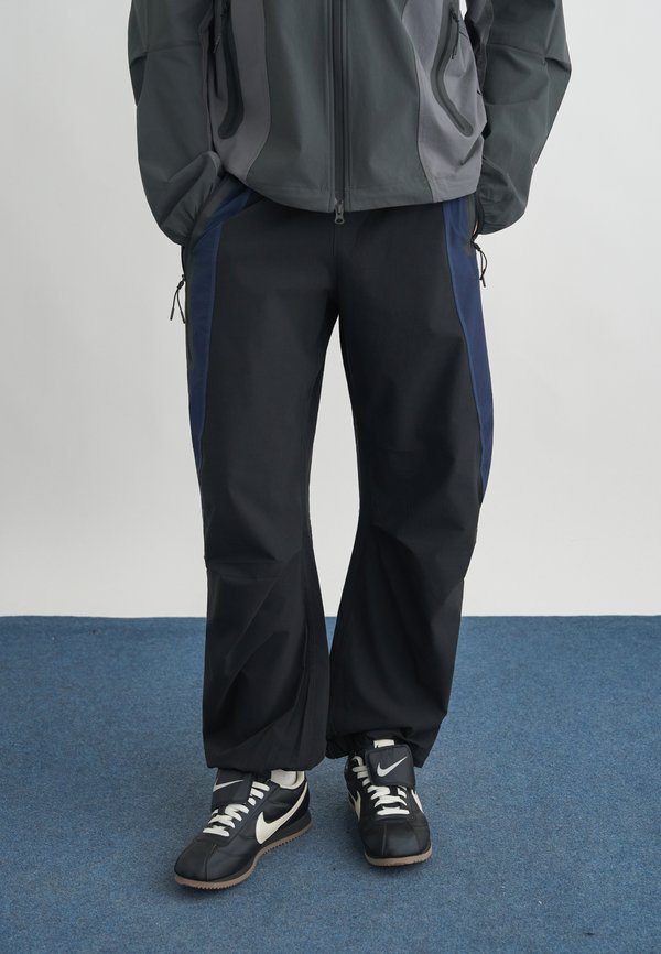 Nike Sportswear Tracksuit bottoms - black/obsidian