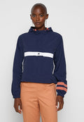 Marineblauer Windbreaker mit Kapuze, weißer Vorderseite und orangen Akzentstreifen an den Ärmeln. Aus leichtem Material gefertigt, mit elastischen Bündchen.