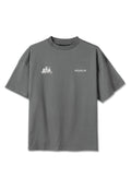 Graues kurzärmeliges T-Shirt mit weißem "PEGADOR"-Schriftzug auf der rechten Brust und einer kleinen Grafik von Flaschen und Gläsern auf der linken Brust.