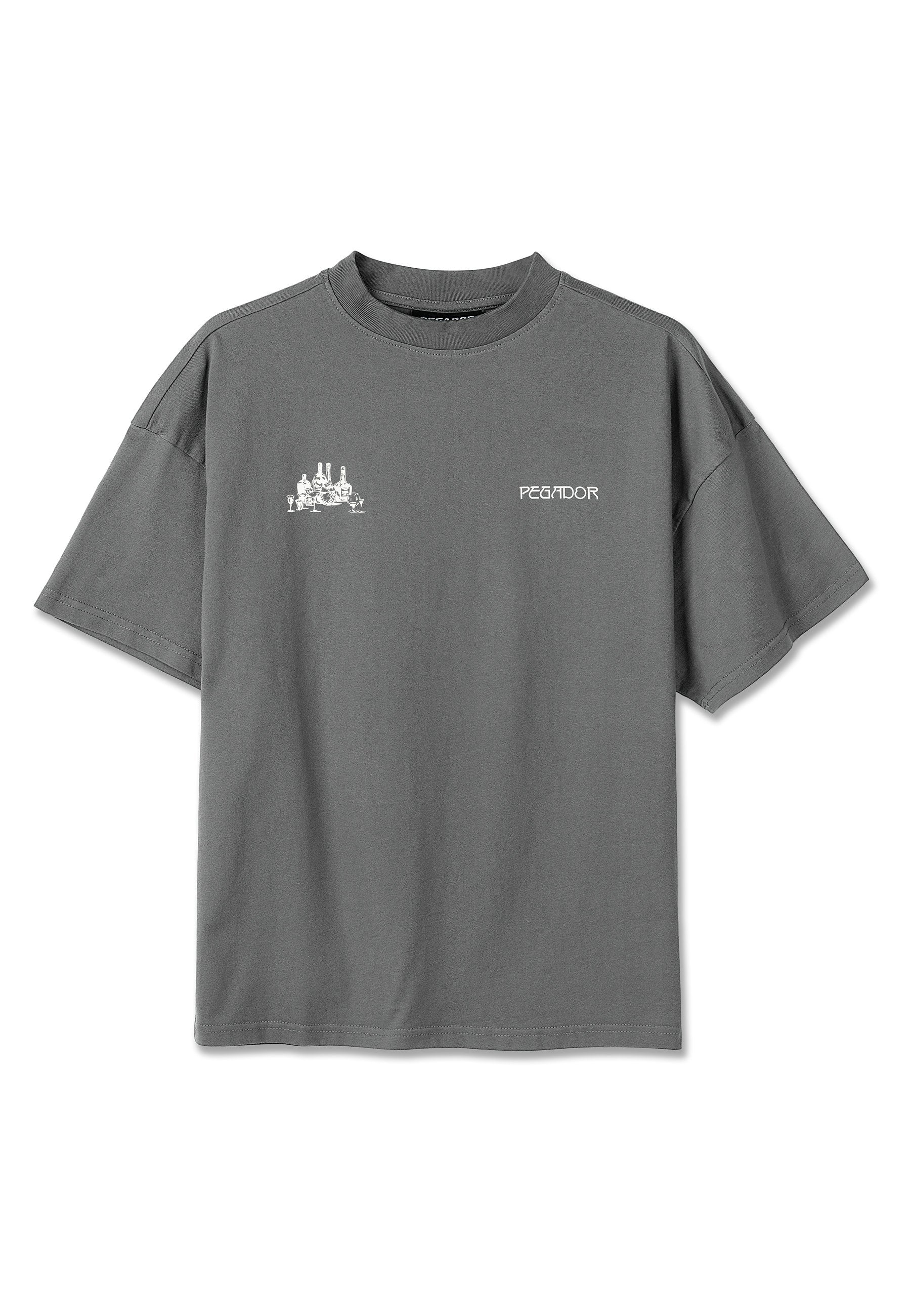 Graues kurzärmeliges T-Shirt mit weißem "PEGADOR"-Schriftzug auf der rechten Brust und einer kleinen Grafik von Flaschen und Gläsern auf der linken Brust.