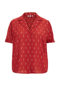 Rote kurzärmlige Bluse mit Knopfleiste, aus strukturiertem Stoff und mit einem abstrakten weißen Muster. Mit Kragen.