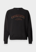Schwarzer Rundhalsausschnitt-Sweatshirt mit einem auffälligen goldenen und braunen gestickten "TOMMY JEANS New York City"-Logo auf der Vorderseite.