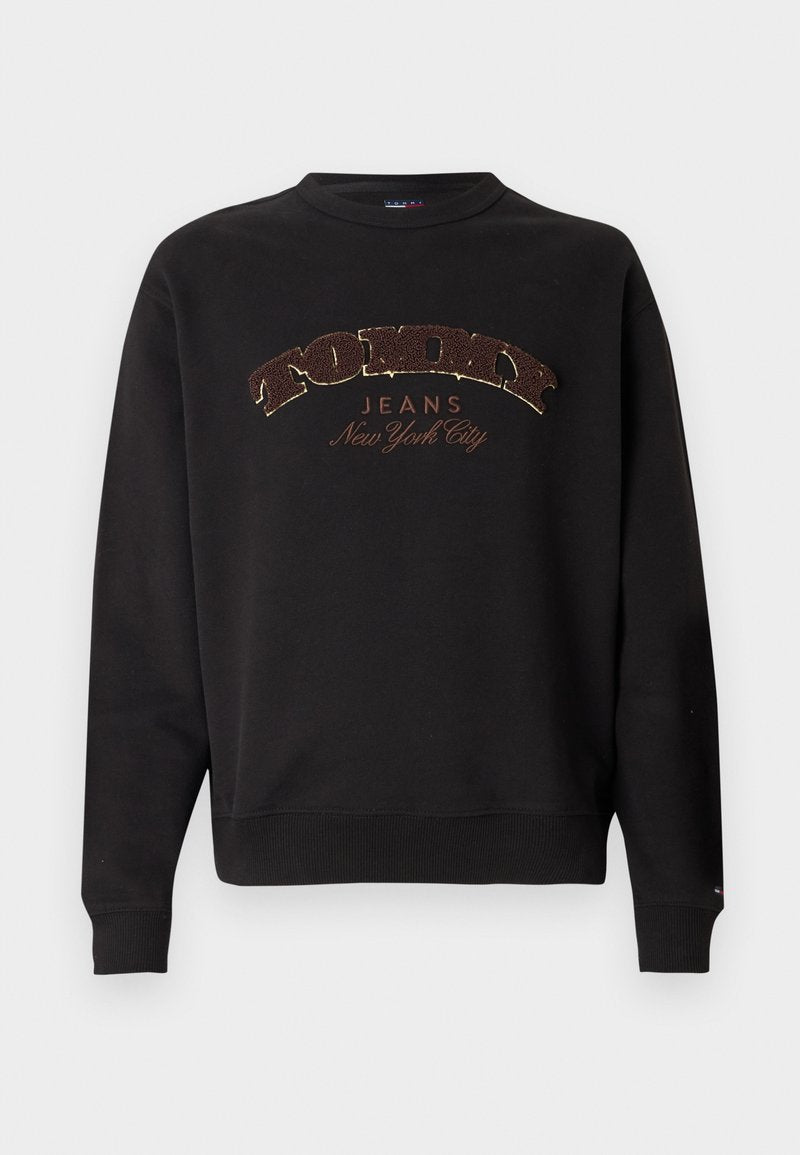 Schwarzer Rundhalsausschnitt-Sweatshirt mit einem auffälligen goldenen und braunen gestickten "TOMMY JEANS New York City"-Logo auf der Vorderseite.