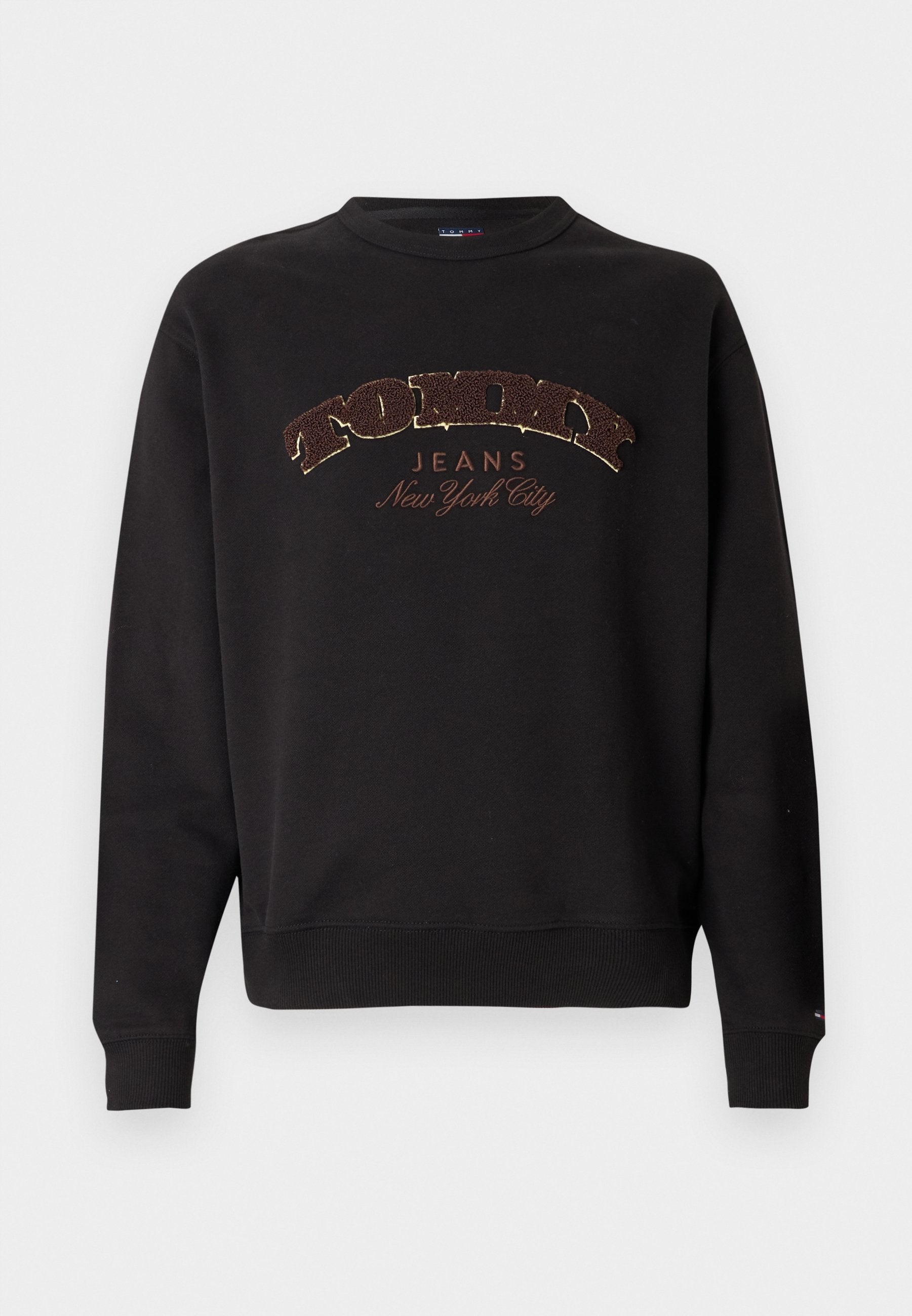 Schwarzer Rundhalsausschnitt-Sweatshirt mit einem auffälligen goldenen und braunen gestickten "TOMMY JEANS New York City"-Logo auf der Vorderseite.
