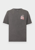 Dunkelgraues kurzärmliges T-Shirt mit einer kleinen Grafik der Zahl "21" in Rot, Weiß und Blau mit Flammen auf der oberen linken Brust.