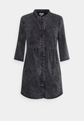 Schwarzes Jeanskleid mit spitzem Kragen, Dreiviertelärmeln, Knopfverschluss vorne und geraffter Taille. Glatte Textur, lässiges Design.