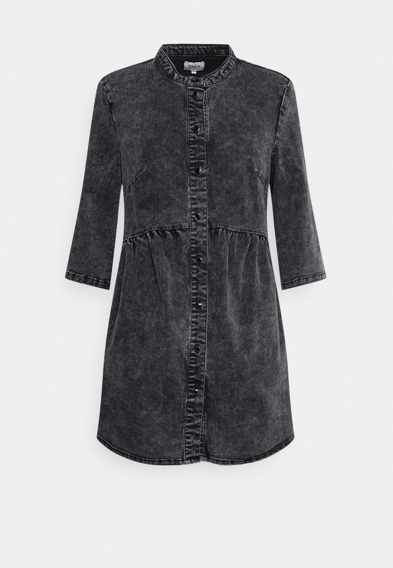 Schwarzes Jeanskleid mit spitzem Kragen, Dreiviertelärmeln, Knopfverschluss vorne und geraffter Taille. Glatte Textur, lässiges Design.