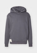 Grauer Kapuzenpullover mit strukturiertem Finish, langen Ärmeln, lockerer Passform und einem seitlichen Etikett mit Markendetails.