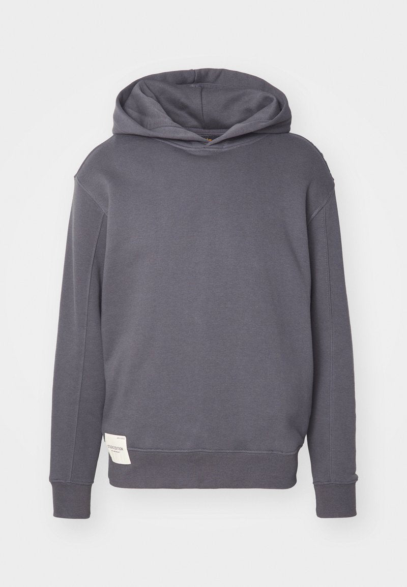 Grauer Kapuzenpullover mit strukturiertem Finish, langen Ärmeln, lockerer Passform und einem seitlichen Etikett mit Markendetails.