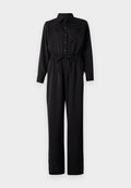 Schwarzer Jumpsuit mit langen Ärmeln, durchgehender Knopfleiste, Brusttasche, elastischem Bund mit Kordelzug und weitem Beinschnitt aus einem glatten Stoff.