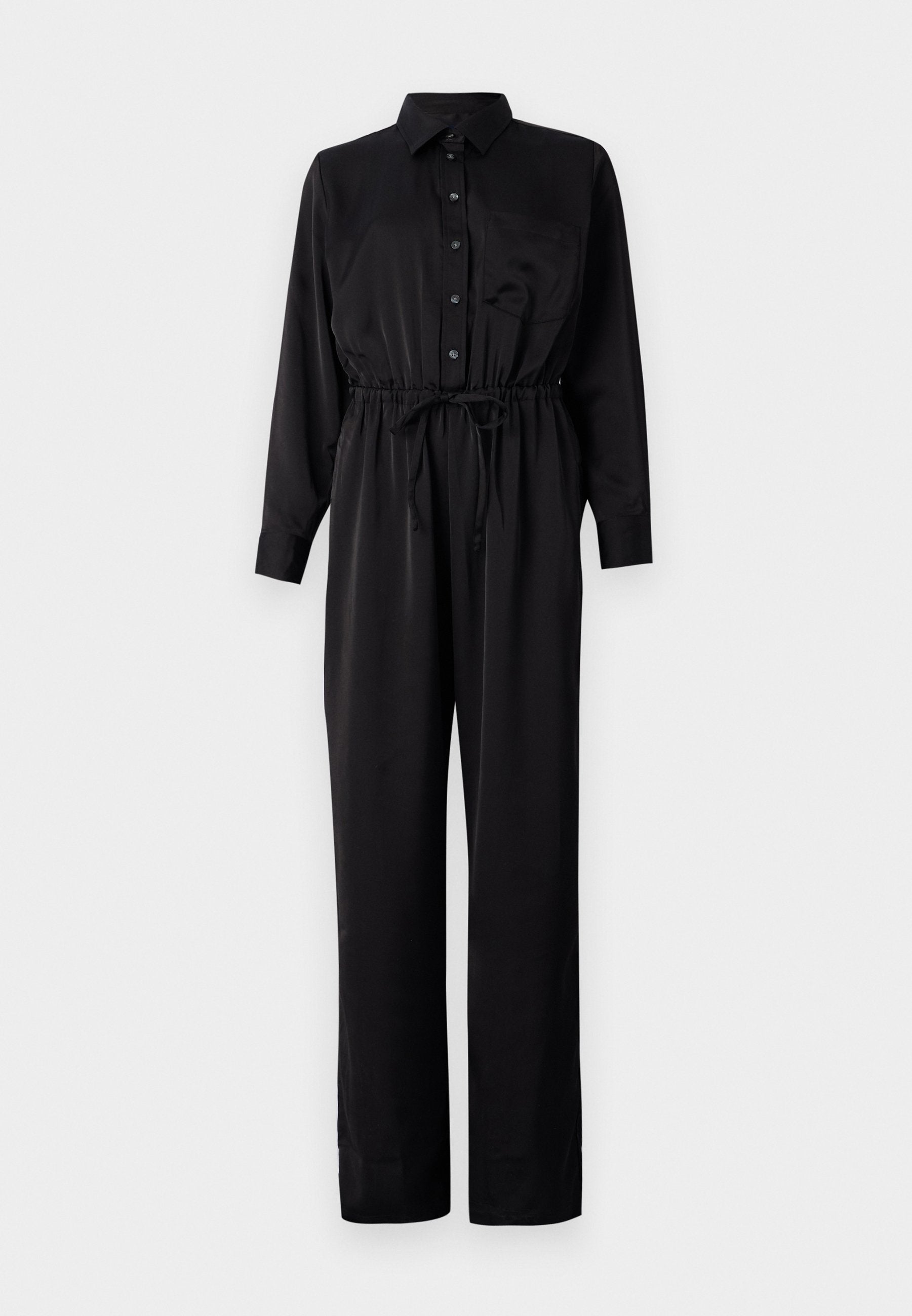 Schwarzer Jumpsuit mit langen Ärmeln, durchgehender Knopfleiste, Brusttasche, elastischem Bund mit Kordelzug und weitem Beinschnitt aus einem glatten Stoff.