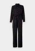 Schwarzer Jumpsuit mit langen Ärmeln, durchgehender Knopfleiste, Brusttasche, elastischem Bund mit Kordelzug und weitem Beinschnitt aus einem glatten Stoff.