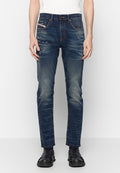 Slim-Fit blaue Denim-Jeans mit ausgebleichten Stellen, distressed Details, klassischem Fünf-Taschen-Design und Knopfverschluss.