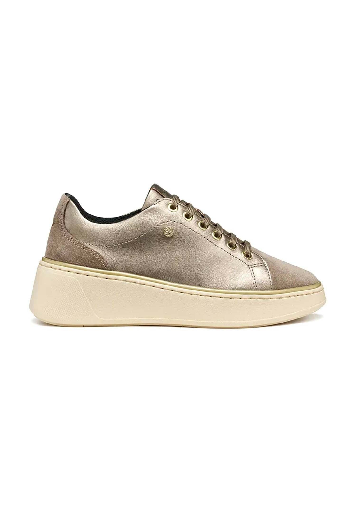 Metallisch goldener Sneaker mit glattem Obermaterial, Plateausohle, runder Zehenpartie und goldenen Ösen. Verfügt über ein kontrastierendes schwarzes Futter und Nahtdetails.