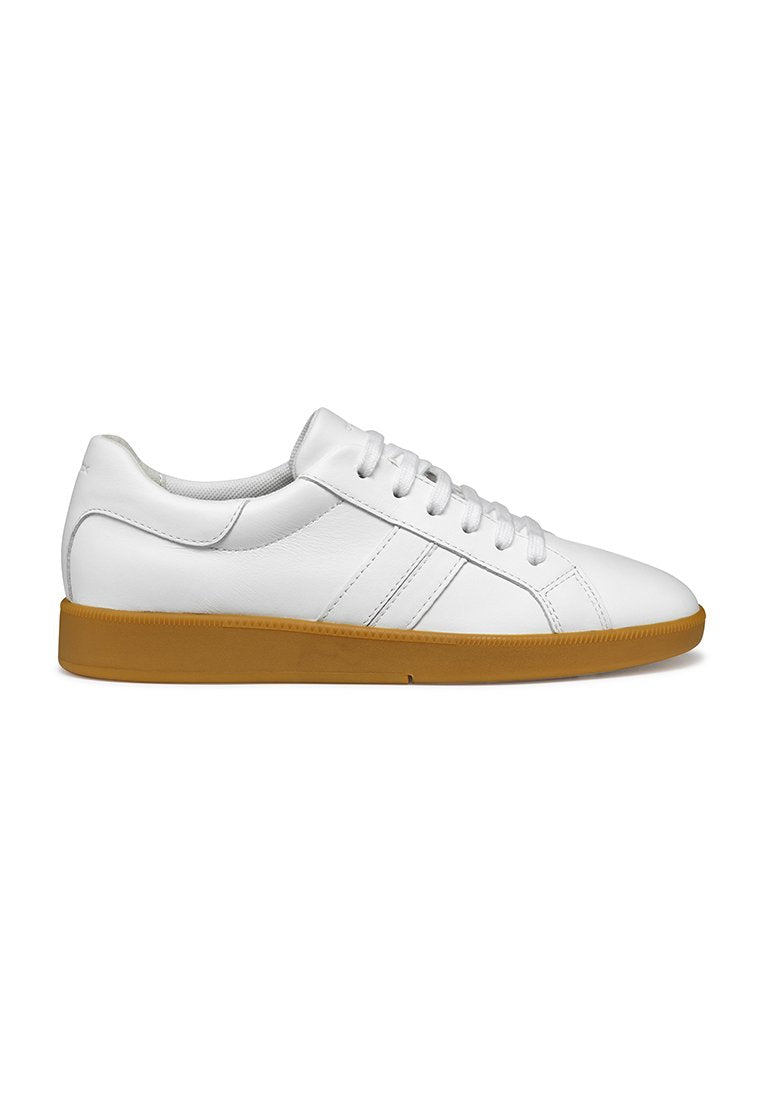 Weiße Ledersneaker mit flacher Gummisohle, ausgestattet mit drei Ösen, zwei Seitenstreifen und einer glatten Textur.