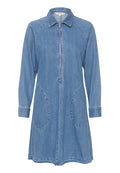 Blaues Denimkleid mit Kragen, Reißverschluss vorne, langen Ärmeln und zwei großen Fronttaschen. Bietet eine lockere Passform und nähtechnische Details.