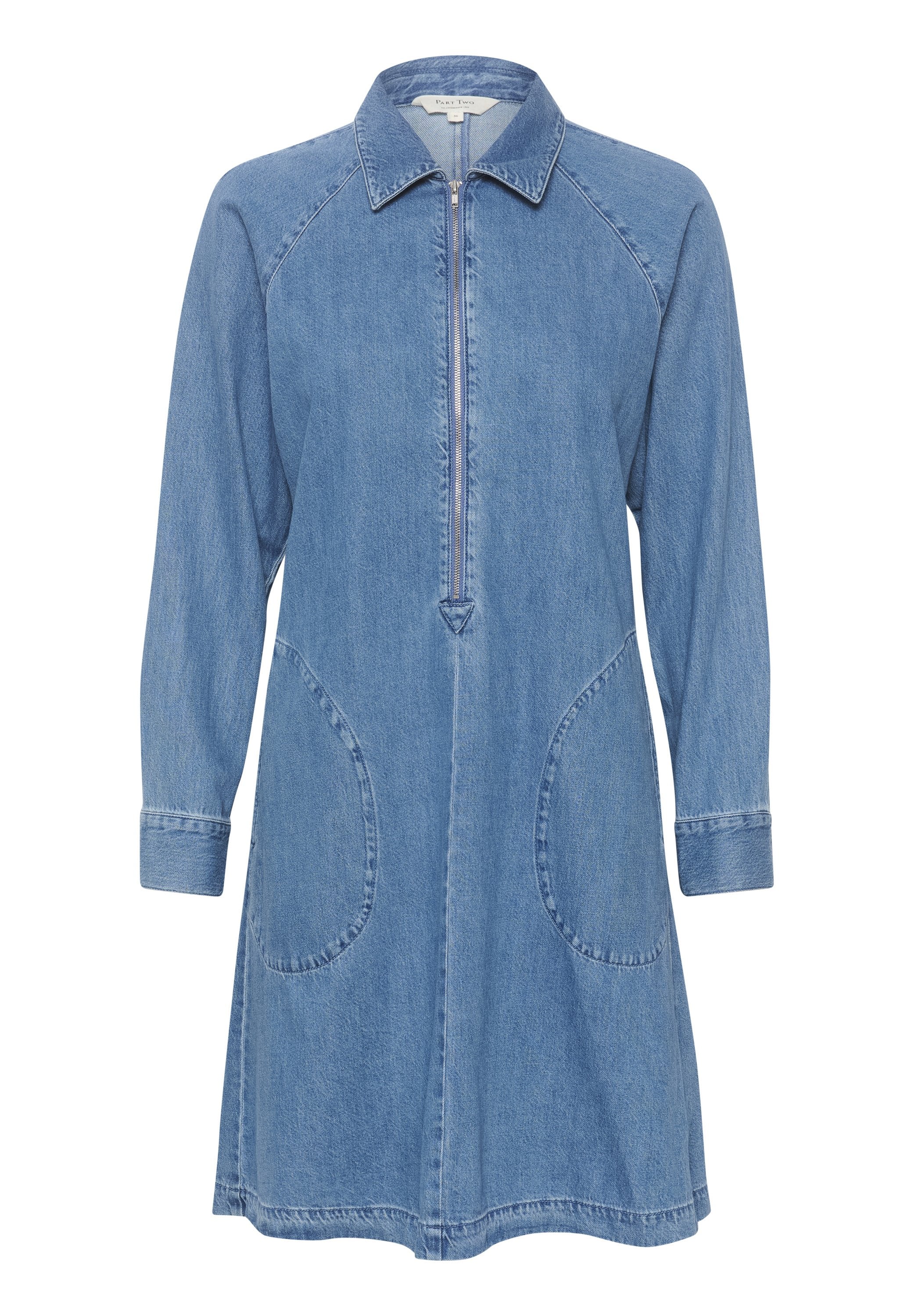 Blaues Denimkleid mit Kragen, Reißverschluss vorne, langen Ärmeln und zwei großen Fronttaschen. Bietet eine lockere Passform und nähtechnische Details.