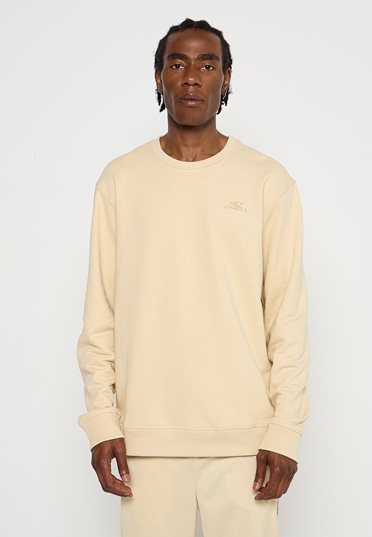 Beige Rundhals-Sweatshirt aus weichem Material. Mit gerippten Bündchen und Saum, sowie einem dezenten Logo, das auf der Brust gestickt ist.