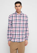 Karierte Button-Down-Hemd in Weiß, Rot und Marineblau mit langen Ärmeln, Kragen und kleinem Logo-Patch nahe dem Saum. Baumwollmaterial mit glatter Textur.