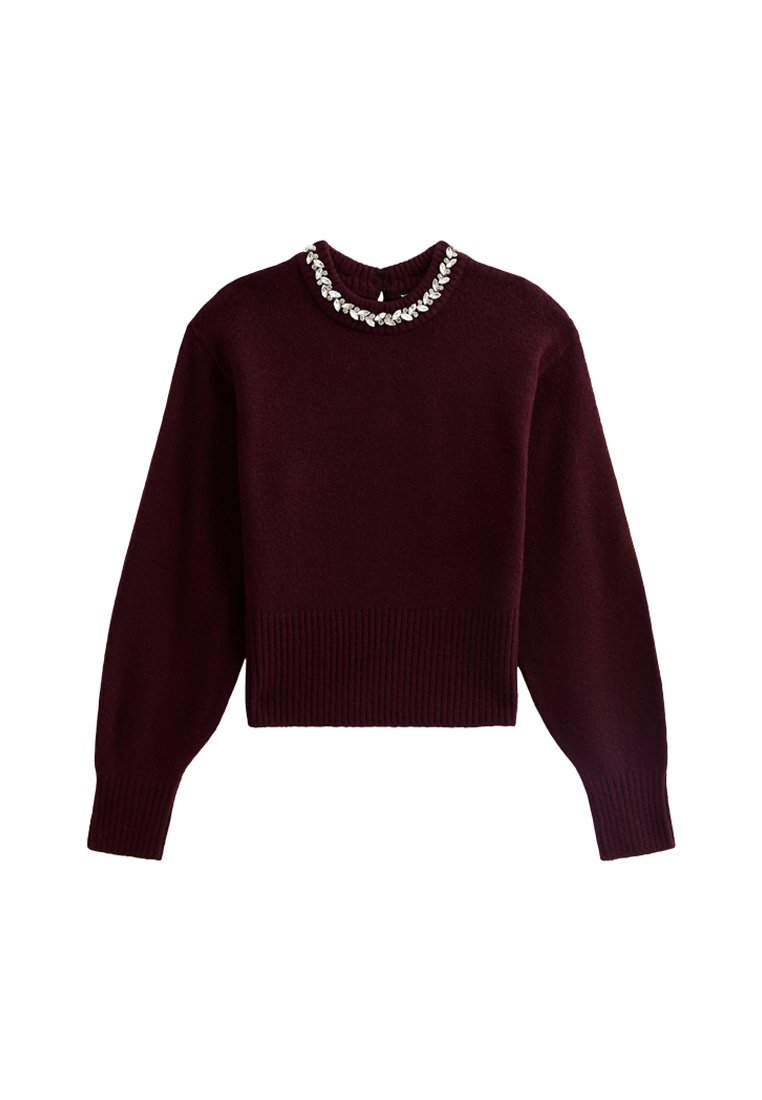 Burgunderfarbener Strickpullover mit hohem Kragen, geripptem Saum und kurzen Ärmeln. Verziert mit einem dekorativen Kragen aus kleinen, klaren Edelsteinen.