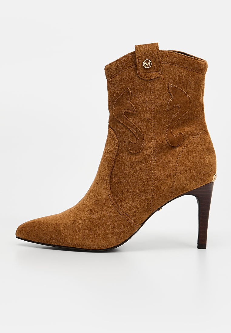 Brauner Wildleder-Stiefelette mit spitzer Zehenpartie, dekorativen Nähten und hohem, dunklem Holzabsatz, Seitenansicht.