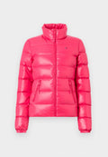 Gepolsterte Jacke in leuchtendem Pink mit hohem Kragen, Reißverschluss vorne und elastischen Bündchen. Verfügt über zwei seitliche Reißverschlusstaschen. Glänzende, glatte Textur.