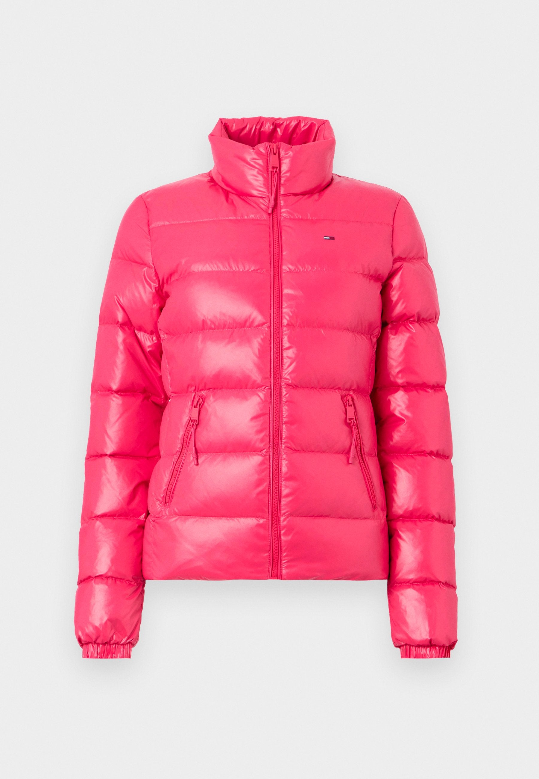 Gepolsterte Jacke in leuchtendem Pink mit hohem Kragen, Reißverschluss vorne und elastischen Bündchen. Verfügt über zwei seitliche Reißverschlusstaschen. Glänzende, glatte Textur.