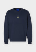 Dunkelblaues Sweatshirt mit Rundhalsausschnitt und langen Ärmeln, mit kleinem gelbem "HUGO"-Logo auf der Brust und blauem Etikett im Krageninneren.