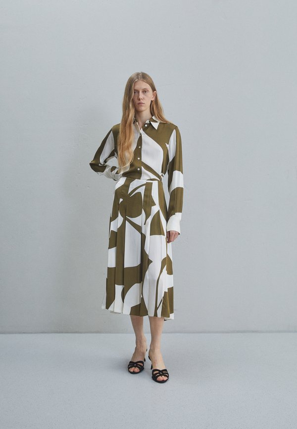 Victoria Beckham POINTED COLLAR