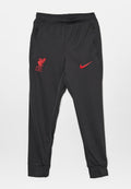 Schwarze Sporthose mit rotem Liverpool FC-Logo und Nike-Swoosh. Sie verfügt über einen elastischen Bund, Seitentaschen und ein schmal zulaufendes Bein design.