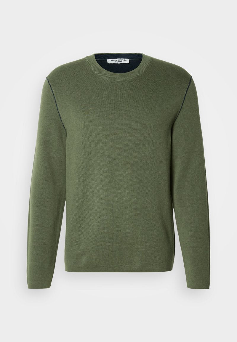 Grüner Pullover mit langen Ärmeln, rundem Ausschnitt, feiner Strickstruktur und kontrastierenden dunkelblauen Nähten entlang der Schultern.