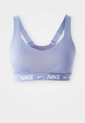 Hellblauer Nike-Sport-BH mit verstellbaren Trägern und elastischem Band mit Logo entlang des unteren Saums vor weißem Hintergrund.