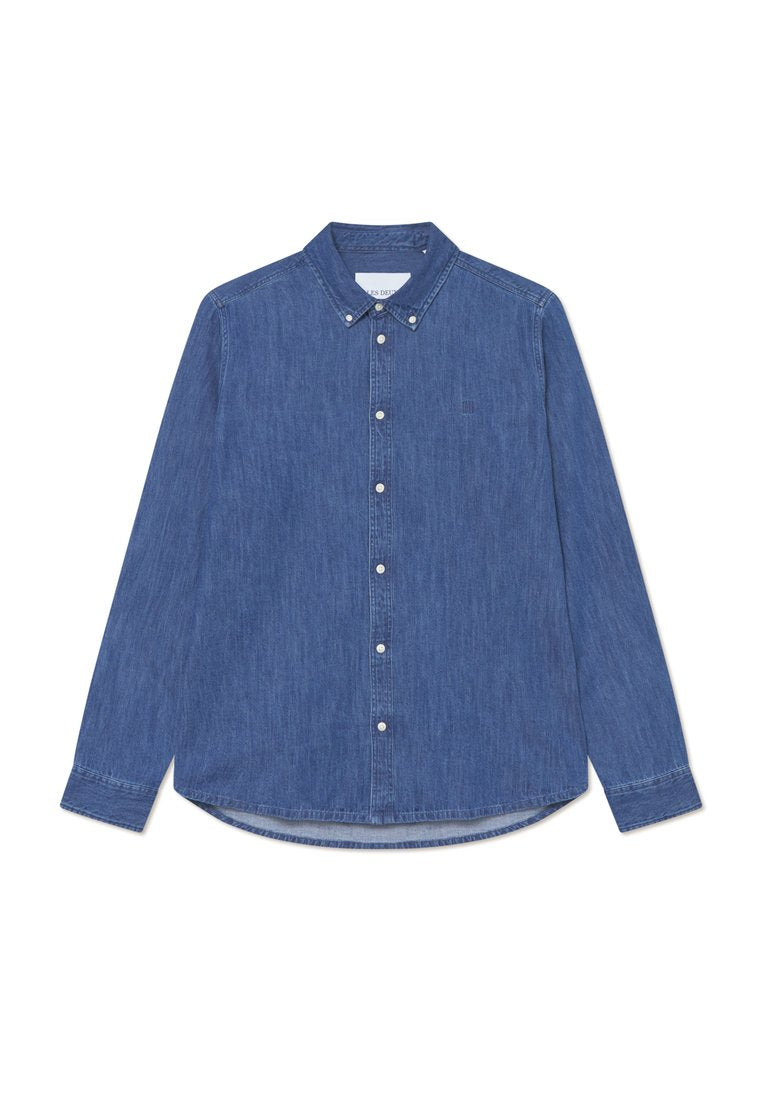 Denimhemd, mittleres Blau, lange Ärmel, Button-Down-Kragen. Vordere Knöpfe und ein kleines Logo auf der Brust. Gerader Saum mit seitlichen Schlitzen.