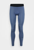 Nike Pro Kompressionsleggings in einem mittleren Blauton, mit einem schwarzen elastischen Bund und glattem, dehnbarem Stoff mit Nahtakzenten.