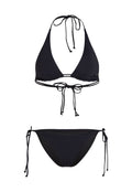 Schwarzes Bikini-Set mit einem Triangel-Oberteil mit verstellbaren Bändern und einem Höschen mit seitlichen Bindebändern, gefertigt aus glattem Stretchmaterial.