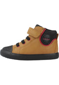 Brauner Leder-Hochschuh mit schwarzer Gummisohle, roten Akzenten, Klettverschluss und schwarzem Mesh-Einsatz. Mit abgerundeter Zehenpartie und gesticktem Design.