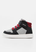 Kinder High-Top-Sneaker in Schwarz, Grau und Rot mit roten Schnürsenkeln und einem schwarzen Klettverschluss mit Geox-Label auf einer weißen Sohle.