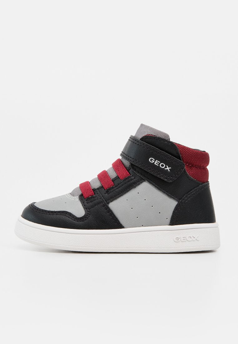 Kinder High-Top-Sneaker in Schwarz, Grau und Rot mit roten Schnürsenkeln und einem schwarzen Klettverschluss mit Geox-Label auf einer weißen Sohle.