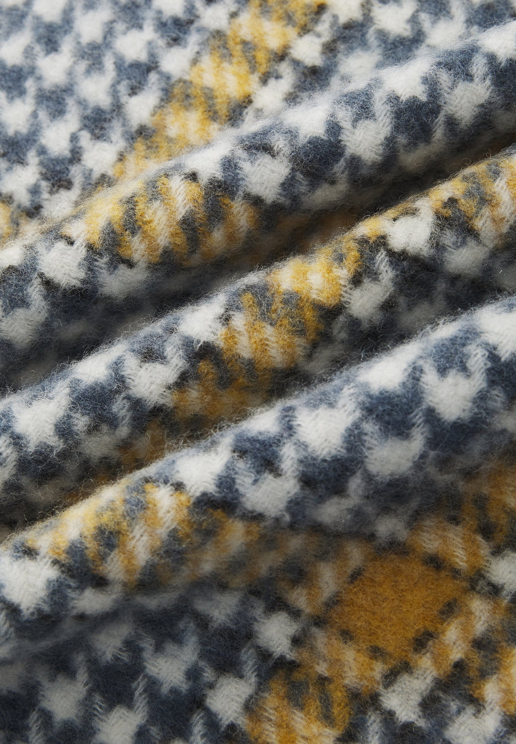 CREST FLUFFY SCARF Media 2