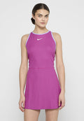 Lila Netzkleid mit Racerback-Design, versehen mit einem helllila Besatz und einem kleinen weißen Nike-Logo auf der Brust. Glatte Textur, sportliche Passform.