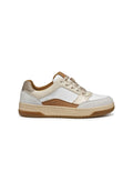 Weiße und beige Sneakers mit einem strukturierten Design, ausgestattet mit einer Gummisohle und einer schnürbaren Vorderseite, präsentiert auf einem weißen Hintergrund.
