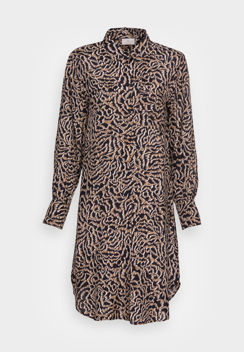Langärmliges Kleid aus leichtem Stoff mit navyblauem Grund und kontrastierendem cremefarbenem und beigefarbenem abstraktem Muster; Knopfkragen und -manschetten.