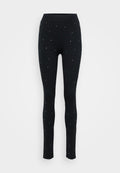Schwarze Leggings mit einer figurbetonten Passform, aus elastischem Material gefertigt, verziert mit verstreuten metallischen Nieten für zusätzliche Details.