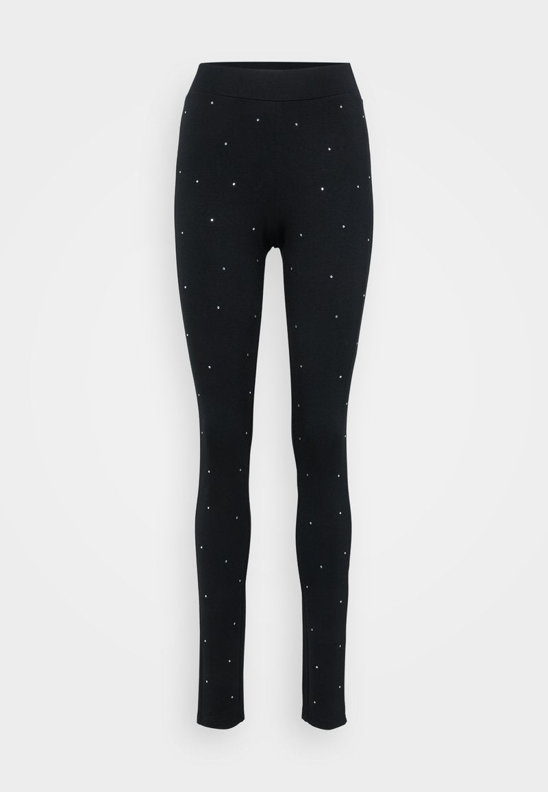 Schwarze Leggings mit einer figurbetonten Passform, aus elastischem Material gefertigt, verziert mit verstreuten metallischen Nieten für zusätzliche Details.