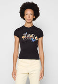 Schwarzes, tailliertes T-Shirt mit einem bunten "TOMMY JEANS NEW YORK"-Logo, versehen mit floralen und Schmetterlingsgrafiken. Kurze Ärmel und gerippte Textur.
