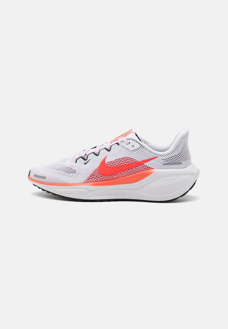Weißer Sportschuh mit einem Obermaterial aus Mesh, leuchtend korallenfarbenen Akzenten und einer schwarzen Laufsohle. Verfügt über eine gepolsterte Zwischensohle und Schnürsenkel für einen sicheren Sitz.