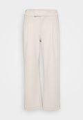 Beige weite Hosen aus weichem Stoff mit glatter Textur. Mit einem flachen Bund und zwei vorderen Falten.