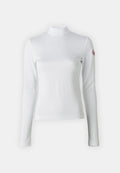 Weiße Langarm-Turtleneck-Oberteil aus glattem Stoff, mit tailliertem Design und einem kleinen farbigen Logo auf dem linken Ärmel.