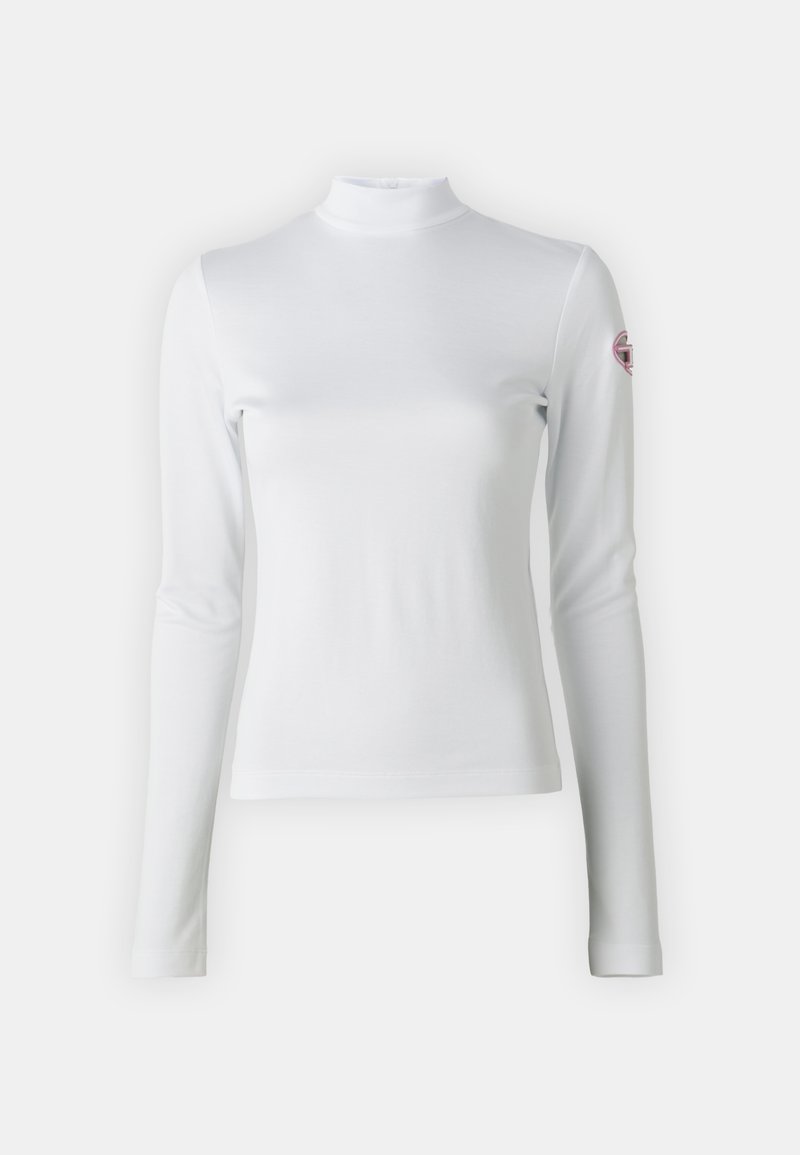 Weiße Langarm-Turtleneck-Oberteil aus glattem Stoff, mit tailliertem Design und einem kleinen farbigen Logo auf dem linken Ärmel.