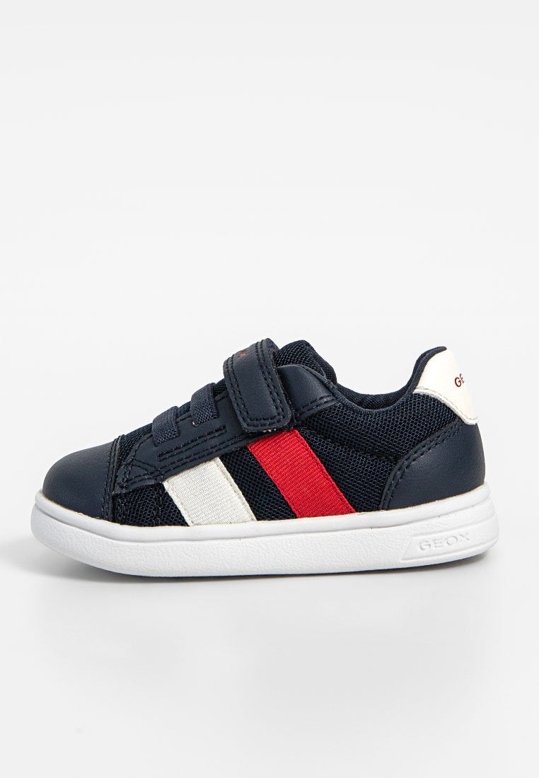 Marineblaue Sneaker aus Mesh und synthetischem Material, mit weißer Sohle, roten und weißen horizontalen Streifen an der Seite, gesichert mit einem Klettverschluss.